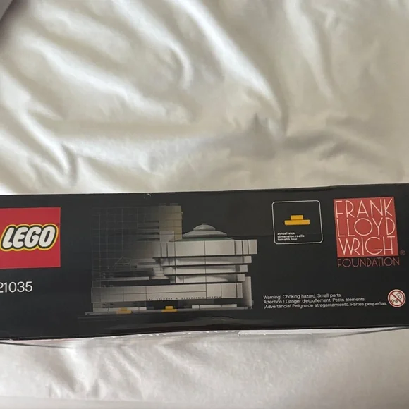 Retired LEGO Architecture Solomon R. Guggenheim Museum Set #21035 - Picture 4 of 4